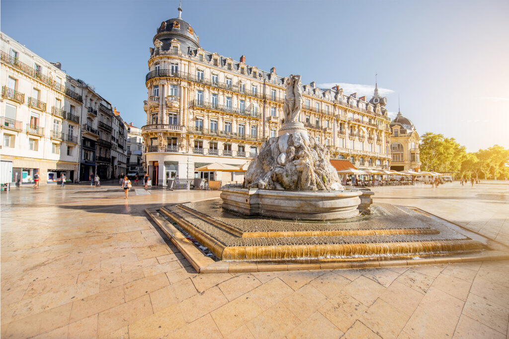 montpellier-centre-ville-historique-place-comedie-fontaine-trois-graces à 2 pas Pullman La PLéiade Montpellier